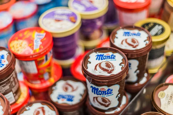 POZNAN, POL - 28 APR 2021: Ticari bir buzdolabında satışa sunulan dondurma ürünleri