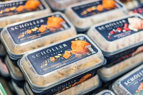 POZNAN, POL - 28 APR 2021: Okul dondurma ürünleri ticari bir buzdolabında satışa sunuldu