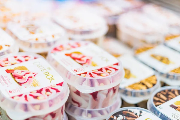 POZNAN, POL - 28 APR 2021: Ticari bir buzdolabında satışa sunulan Cezayirli dondurma ürünleri