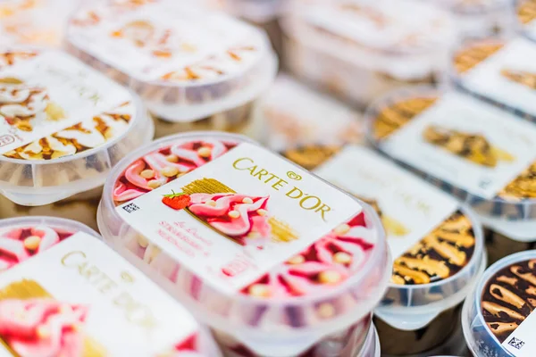 POZNAN, POL - 28 APR 2021: Ticari bir buzdolabında satışa sunulan Cezayirli dondurma ürünleri