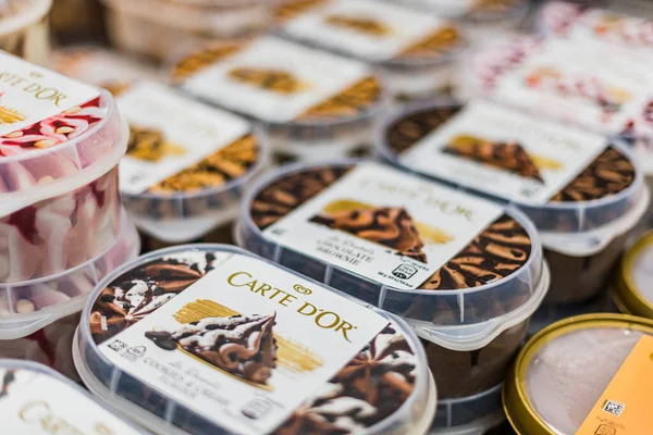 POZNAN, POL - 28 APR 2021: Ticari bir buzdolabında satışa sunulan Cezayirli dondurma ürünleri