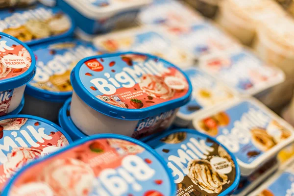 POZNAN, POL - 28 APR 2021: Ticari bir buzdolabında satışa sunulan Cezayirli dondurma ürünleri