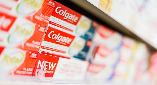 Poznan Polonia Abr 2021 Pastas Dentales Colgate Puestas Venta Supermercado — Foto de Stock