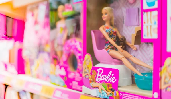 Poznan Pol Apr 2021 Bonecas Barbie Colocados Venda Uma Prateleira — Fotografia de Stock
