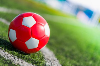 Futbol sahasında deri futbol topu.