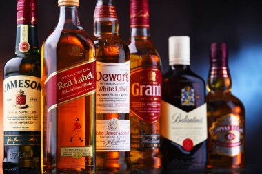 POZNAN, POL - 12 Mayıs 2021: Popüler küresel viski markalarının şişeleri