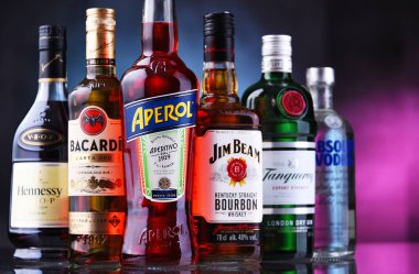 POZNAN, POL - 12 Mayıs 2021: Viski, votka, tekila ve cin içeren çeşitli küresel likör markaları 