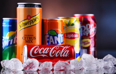 POZNAN, POL - 13 Mayıs 2021: Coca Cola, Fanta, Dr Pepper, Sprite, Lipton Ice Tea ve Schweppes gibi popüler meşrubat markaları