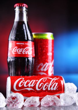 POZNAN, POL - 13 Mayıs 2021: Şişe ve kutu Coca-Cola, ABD 'nin Atlanta şehrinde bulunan The Coca-Cola Company tarafından üretilen bir alkolsüz içecek.