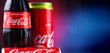 POZNAN, POL - 13 Mayıs 2021: Şişe ve kutu Coca-Cola, ABD 'nin Atlanta şehrinde bulunan The Coca-Cola Company tarafından üretilen bir alkolsüz içecek.