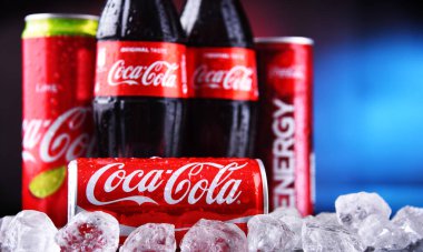 POZNAN, POL - 13 Mayıs 2021: Coca-Cola şişeleri ve kutuları, ABD 'nin Atlanta şehrinde bulunan The Coca-Cola Company tarafından üretilen bir alkolsüz içecek.
