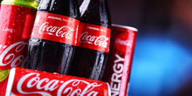 POZNAN, POL - 13 Mayıs 2021: Coca-Cola şişeleri ve kutuları, ABD 'nin Atlanta şehrinde bulunan The Coca-Cola Company tarafından üretilen bir alkolsüz içecek.