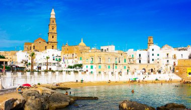 MONOPOLI, İtalya - SEP 2, 2020: Adriyatik Denizi üzerinde yer alan Cala Porta Vecchia, İtalya şehir plajından Monopoli manzarası