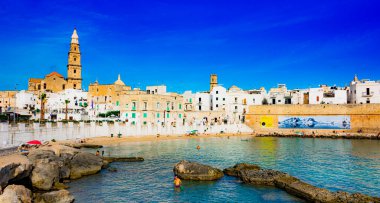 MONOPOLI, İtalya - SEP 2, 2020: Adriyatik Denizi üzerinde yer alan Cala Porta Vecchia, İtalya şehir plajından Monopoli manzarası