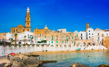 MONOPOLI, İtalya - SEP 2, 2020: Adriyatik Denizi üzerinde yer alan Cala Porta Vecchia, İtalya şehir plajından Monopoli manzarası