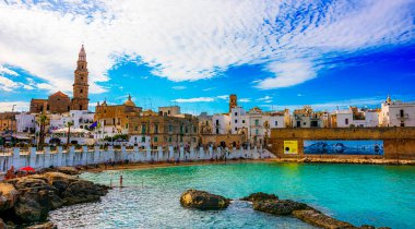 MONOPOLI, İtalya - SEP 2, 2020: Adriyatik Denizi üzerinde yer alan Cala Porta Vecchia, İtalya şehir plajından Monopoli manzarası