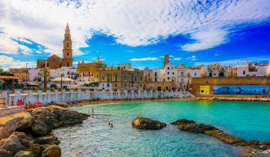 MONOPOLI, İtalya - SEP 2, 2020: Adriyatik Denizi üzerinde yer alan Cala Porta Vecchia, İtalya şehir plajından Monopoli manzarası