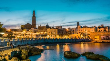 MONOPOLI, İtalya - SEP 2, 2020: Adriyatik Denizi üzerinde yer alan Cala Porta Vecchia, İtalya şehir plajından Monopoli manzarası