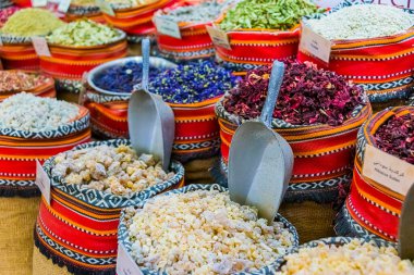 Dünya Ticaret Merkezi 'nin kapalı mekânında Abu Dabi' de satılan baharatlar ve tatlar.