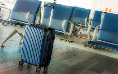 Havaalanı koridorunda küçük plastik bir valiz..