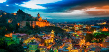 Gün batımından sonra Tiflis, Gürcistan 'ın panoramik manzarası.