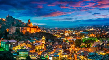 Gün batımından sonra Tiflis, Gürcistan 'ın panoramik manzarası.