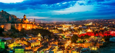 Gün batımından sonra Tiflis, Gürcistan 'ın panoramik manzarası.