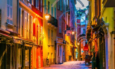 Monaco, Monako - Eylül 7, 2018: Monaco eski kasaba Fransız Rivierası'nda, mimari.
