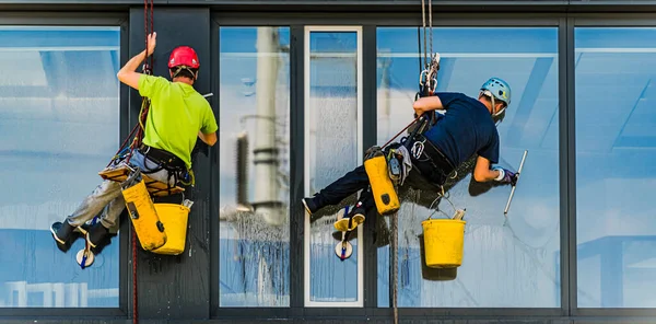 Dois Homens Limpando Janelas Prédio Escritórios — Fotografia de Stock