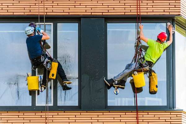 Deux Hommes Nettoient Les Fenêtres Immeuble Bureaux — Photo