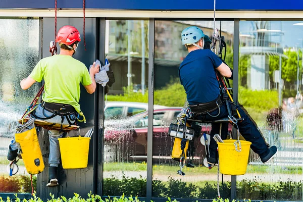 Két Férfi Ablakot Tisztít Egy Irodaépületen — Stock Fotó