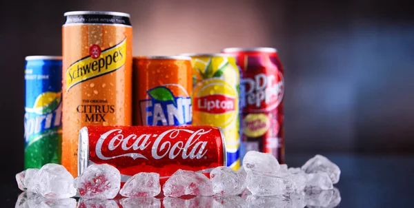 Poznan Pol Maj 2021 Burkar Populära Läskedrycksmärken Inklusive Coca Cola — Stockfoto