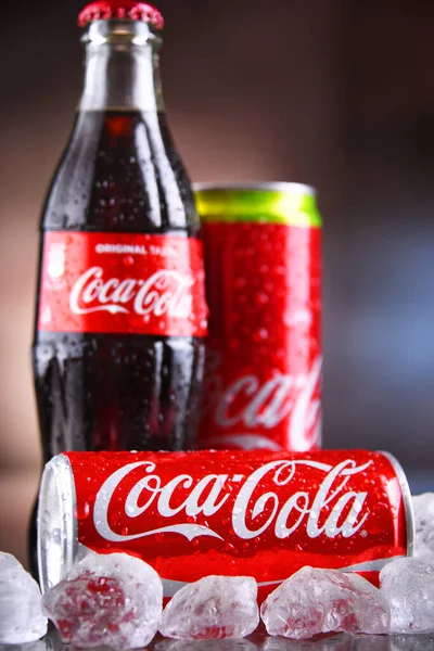 Poznan Pol Mei 2021 Fles Blikjes Coca Cola Een Koolzuurhoudende — Stockfoto