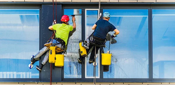 Dos Hombres Limpiando Ventanas Edificio Oficinas —  Fotos de Stock