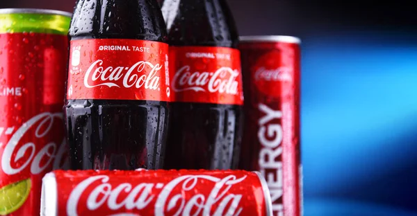 Poznan Pol Mei 2021 Flessen Blikken Coca Cola Een Koolzuurhoudende — Stockfoto