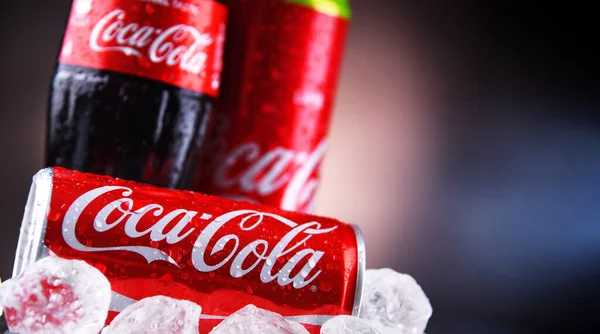 Познан Пол Мая 2021 Года Бутылка Банки Coca Cola Газированного — стоковое фото