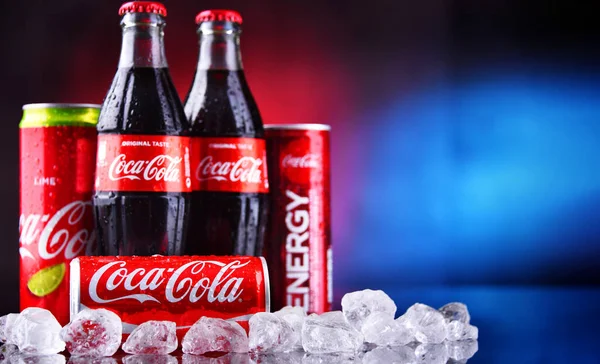 Poznan Pol Mei 2021 Flessen Blikken Coca Cola Een Koolzuurhoudende — Stockfoto