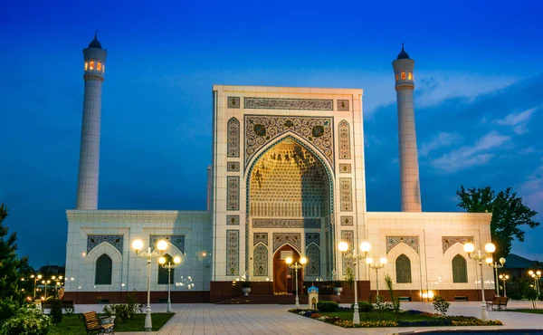 日落后乌兹别克斯坦塔什干的小清真寺 — 图库照片