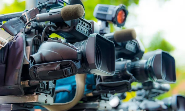 Caméras Télévision Professionnelles Sur Trépieds Enregistrement Événement Social Dans Rue — Photo