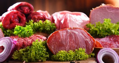 Çeşitli et ürünleri ile kompozisyon