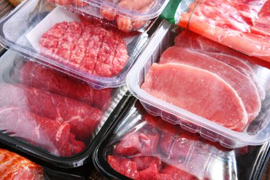 Çeşitli et ürünleri paketleriyle kompozisyon