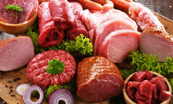 Çeşitli et ürünleri ile kompozisyon