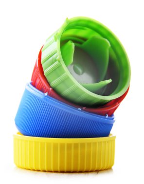 Beyaza izole edilmiş renkli plastik şişe kapakları. Geri dönüşüm