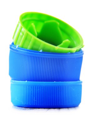 Beyaza izole edilmiş renkli plastik şişe kapakları. Geri dönüşüm