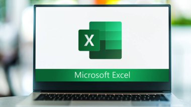 POZNAN, POL - 1 Mayıs 2021: Microsoft Excel 'in dizüstü bilgisayar görüntüleme logosu, Windows, MacOS, Android ve iOS için Microsoft tarafından geliştirilen bir hesap tablosu