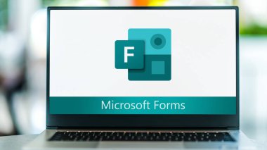 POZNAN, POL - 1 Mayıs 2021: Microsoft Formlarının logosunu gösteren dizüstü bilgisayar, bir çevrimiçi anket yaratıcısı, Ofis 365 'in bir parçası