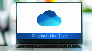 POZNAN, POL - 1 Mayıs 2021: Microsoft tarafından işletilen bir dosya sunucu servisi ve eşzamanlama servisi olan Microsoft OneDrive 'ın logosunu gösteren dizüstü bilgisayar