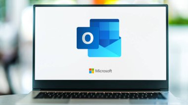 POZNAN, POL - 1 Mayıs 2021: Microsoft tarafından geliştirilen Office aile yazılımı ve hizmetlerinin bir parçası olan Microsoft Outlook programının logosunu gösteren dizüstü bilgisayar