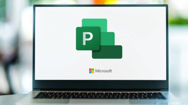 POZNAN, POL - 1 Mayıs 2021: Microsoft tarafından geliştirilen ve satılan bir proje yönetimi yazılım ürünü olan Microsoft Project 'in logosunu gösteren dizüstü bilgisayar