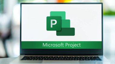 POZNAN, POL - 1 Mayıs 2021: Microsoft tarafından geliştirilen ve satılan bir proje yönetimi yazılım ürünü olan Microsoft Project 'in logosunu gösteren dizüstü bilgisayar